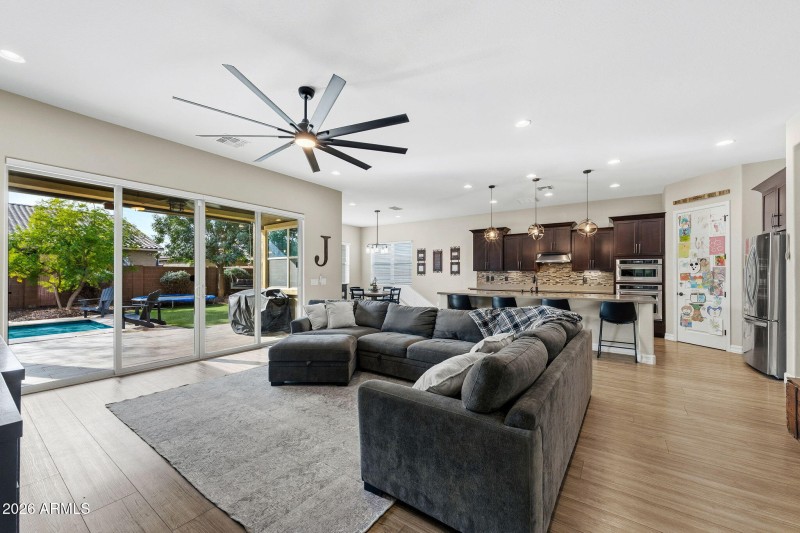 006__3921 E Chestnut Ln