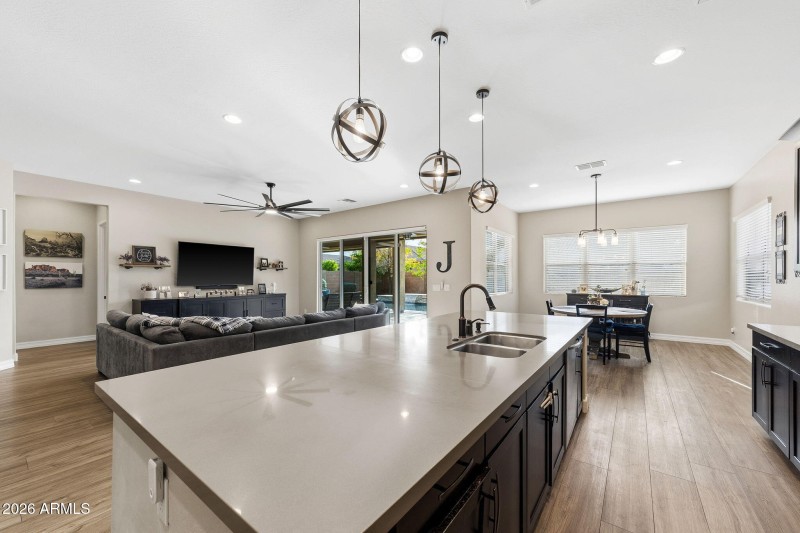 012__3921 E Chestnut Ln