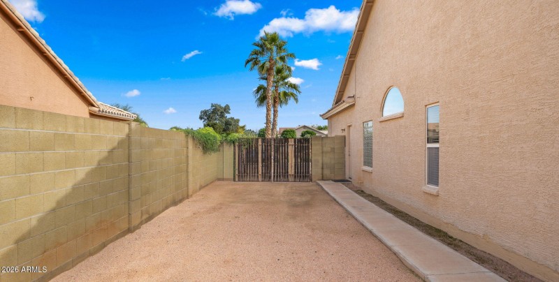 48-web-or-mls-Backyard1