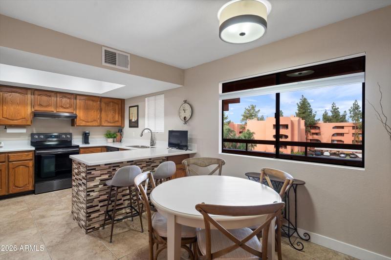 15-Dining to Kitchen