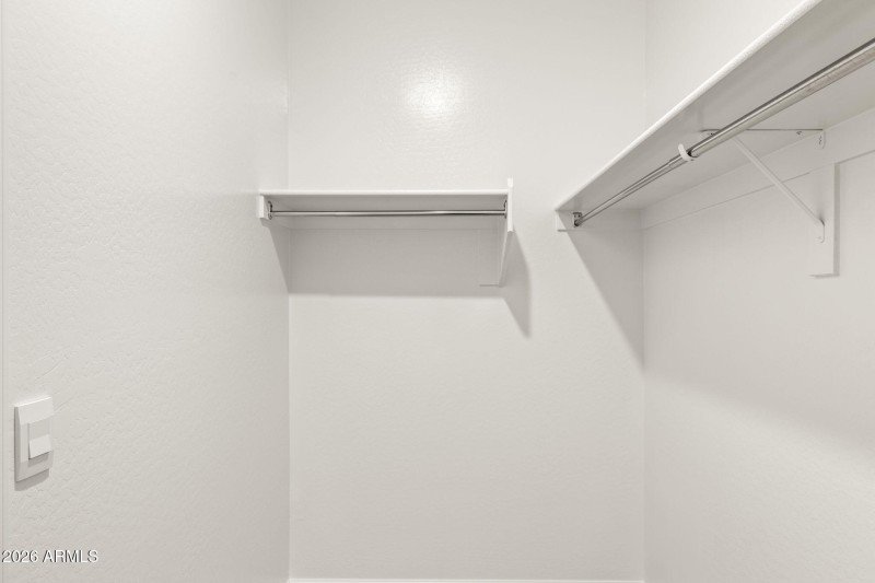 42-web-or-mls-23925-w-hopi-st-2001