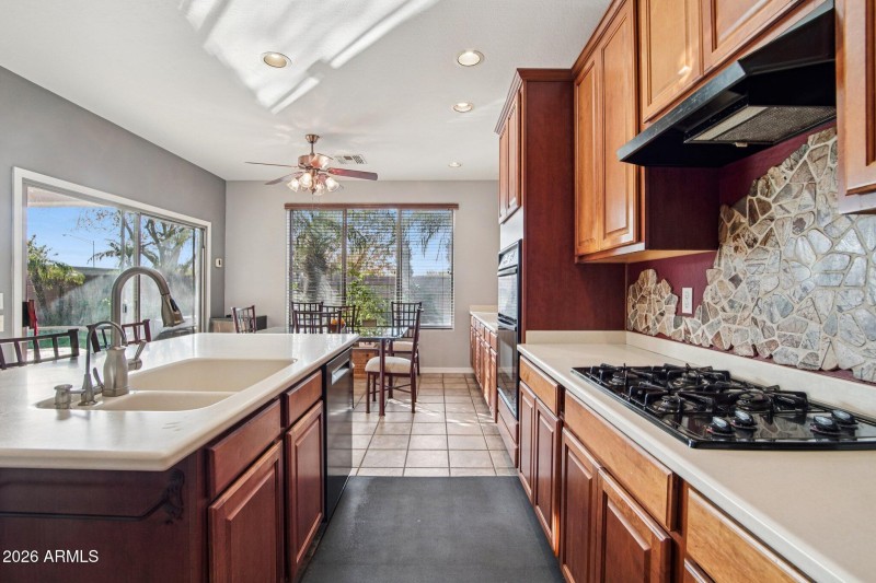 12-web-or-mls-W Bristol Ln-S0301-012