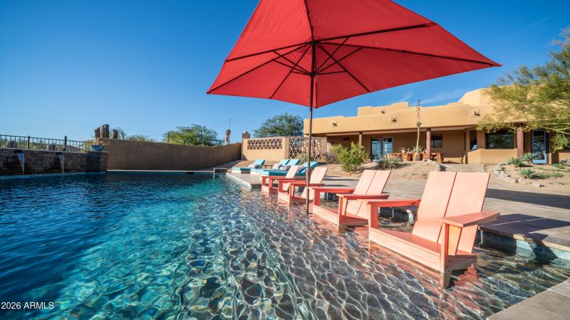 Sundeck in Pool
