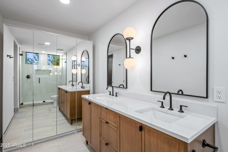 039_Guest Ensuite Bath 1