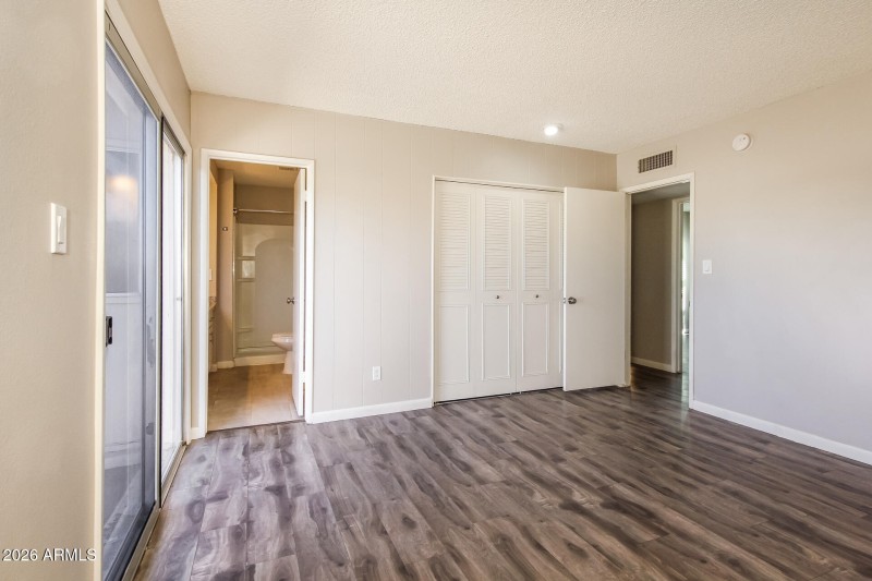 012-photo-main-bedroom-15047724
