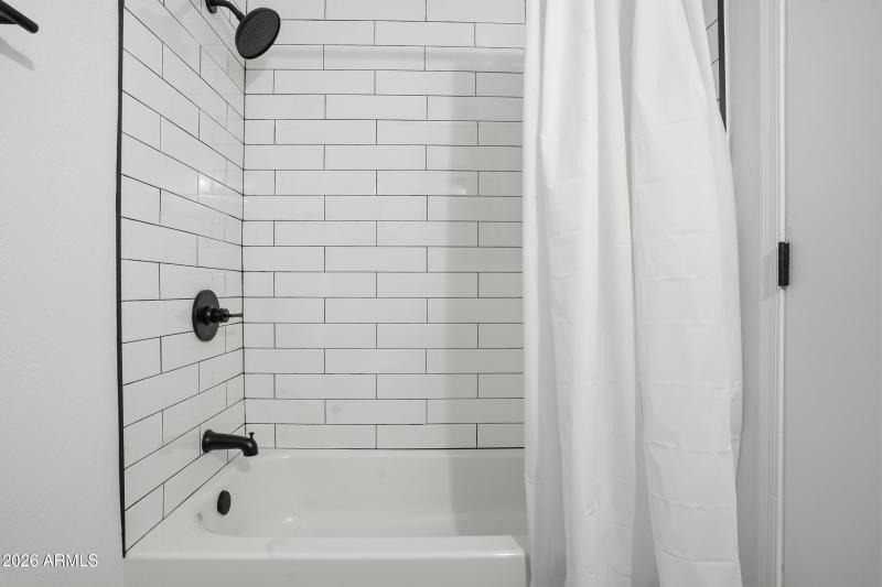 Primary 2 Shower/Tub combo