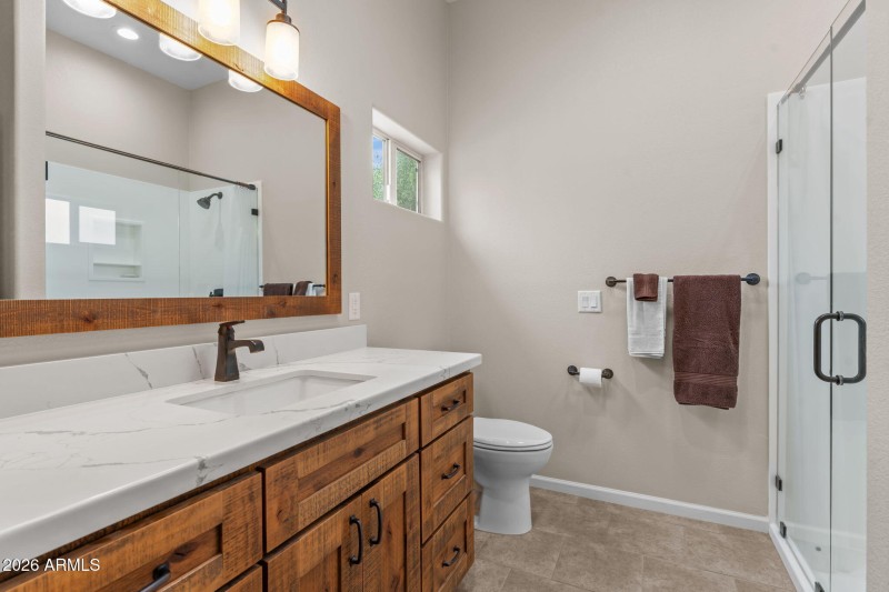 Second Master Br Suite Bath walkin clos