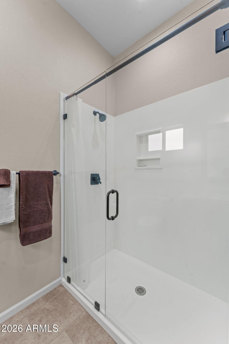 Second Master Br Suite Bath walkin clos