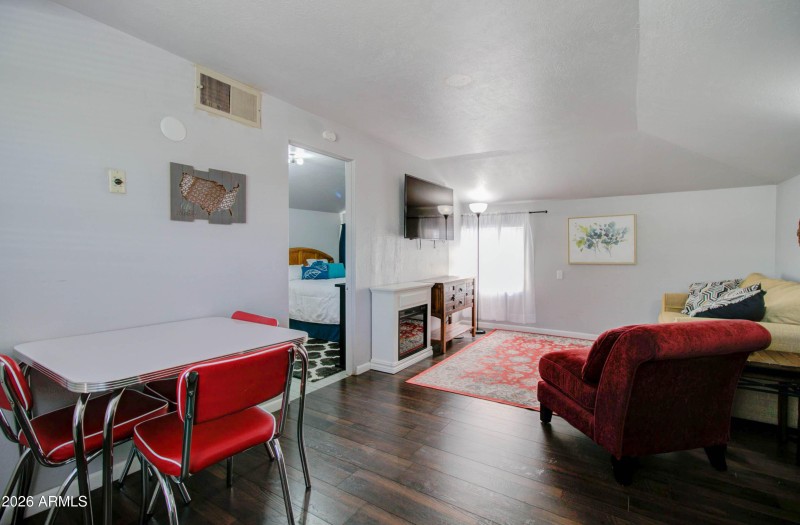 877 E Sycamore St - Bird-32