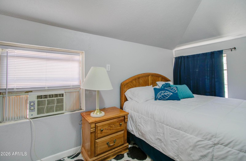 877 E Sycamore St - Bird-35