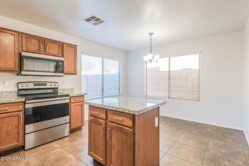 005-photo-dining-room-15048276