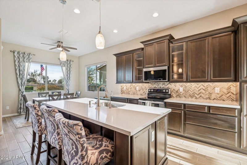 Kitchen & Dining