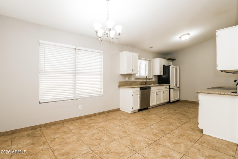 006-photo-dining-room-15063489