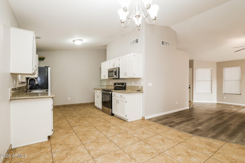 007-photo-dining-room-15063497