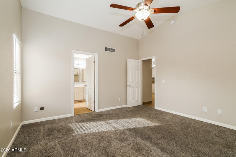 011-photo-main-bedroom-15063486