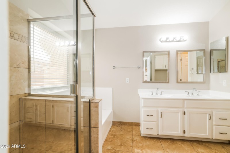 012-photo-main-bathroom-15063487