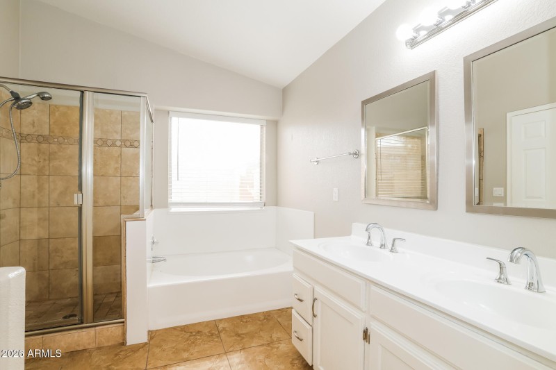013-photo-main-bathroom-15063488