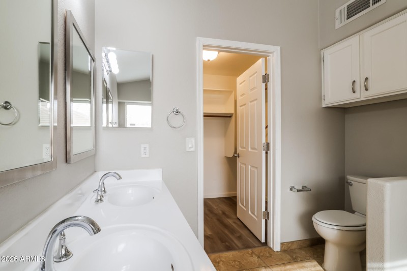 017-photo-bathroom-15063492