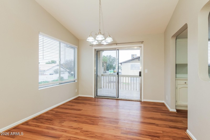 005-photo-dining-room-15064419