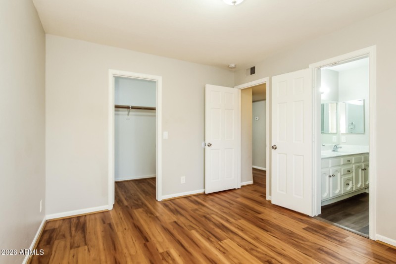 008-photo-main-bedroom-15064424