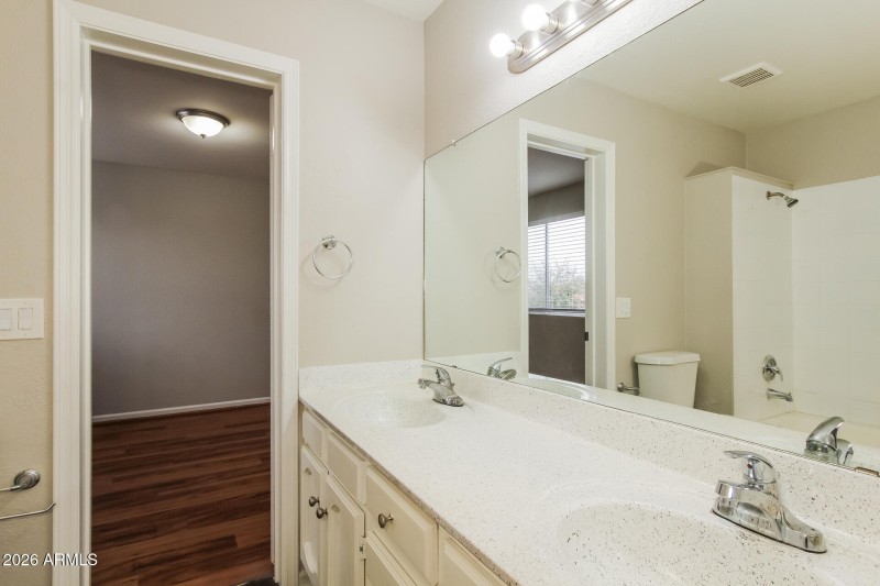 009-photo-main-bathroom-15064425