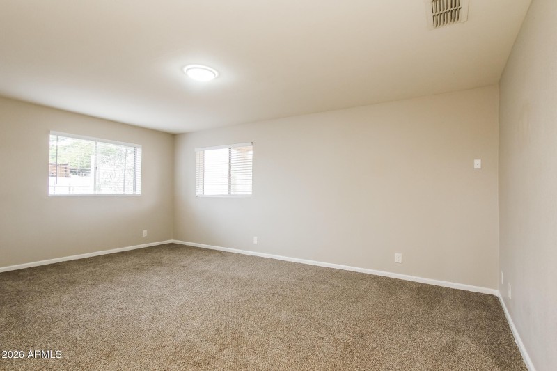 012-photo-bedroom-15064427