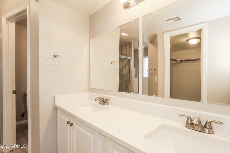 017-photo-bathroom-15064435