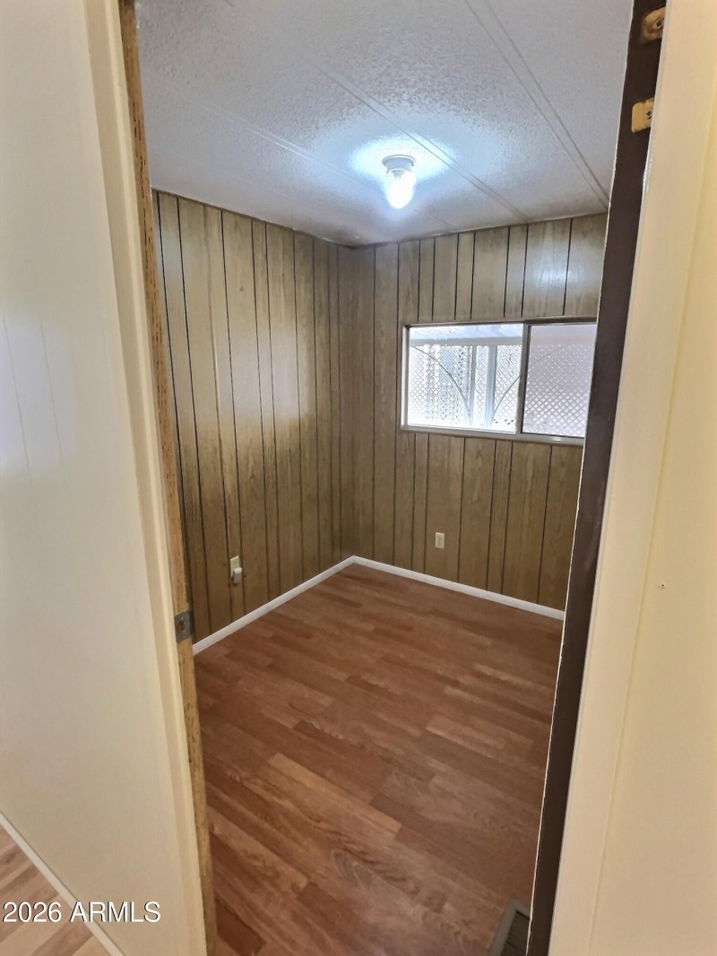 econdary Bedroom