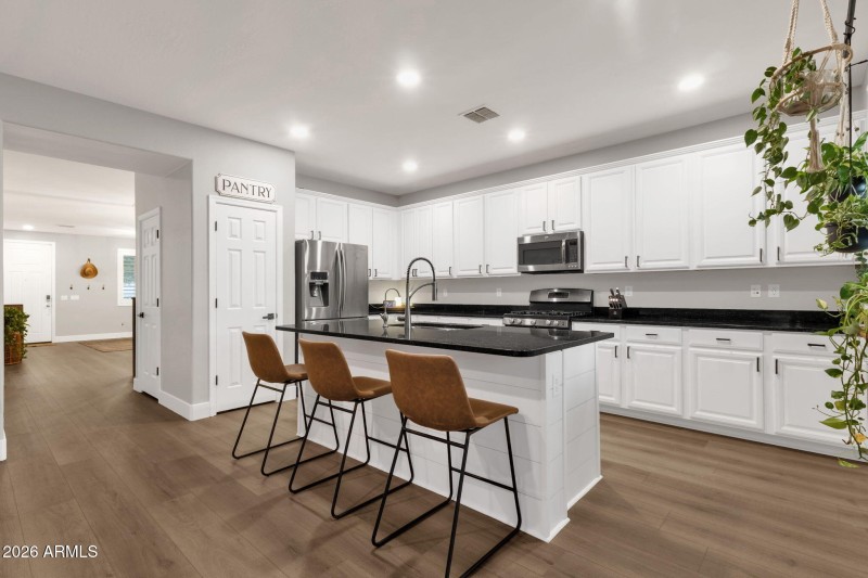 Large Kitchen w/Island