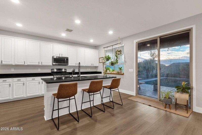 Kitchen w/ granite counters