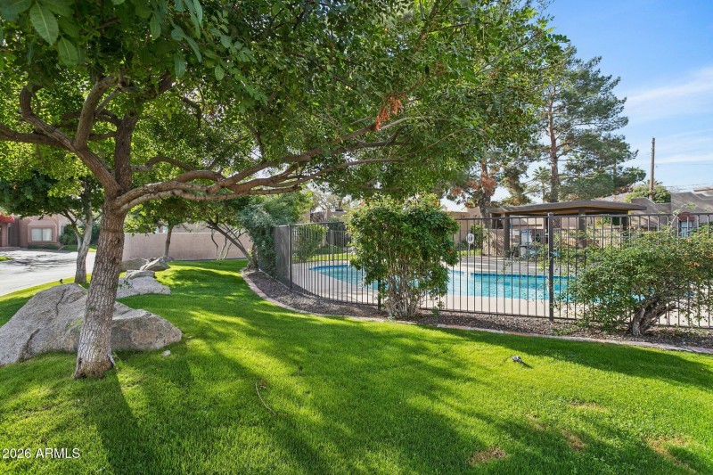 Los Escondidos Community