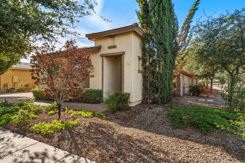 002__4591 E Waterman St