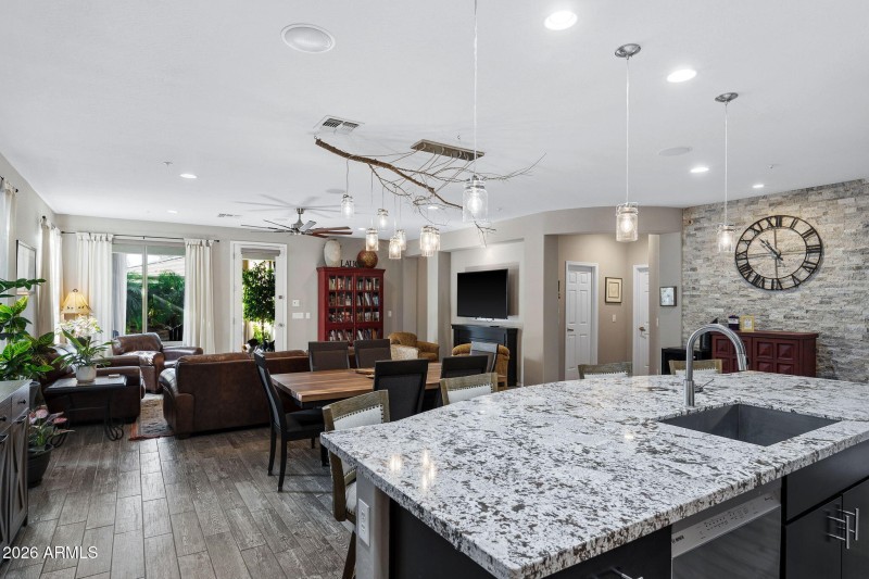 005__4591 E Waterman St