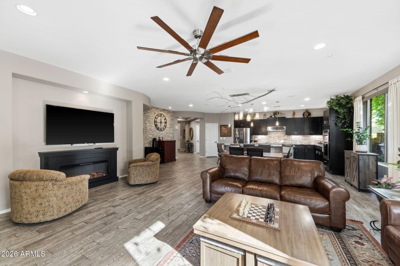 007__4591 E Waterman St