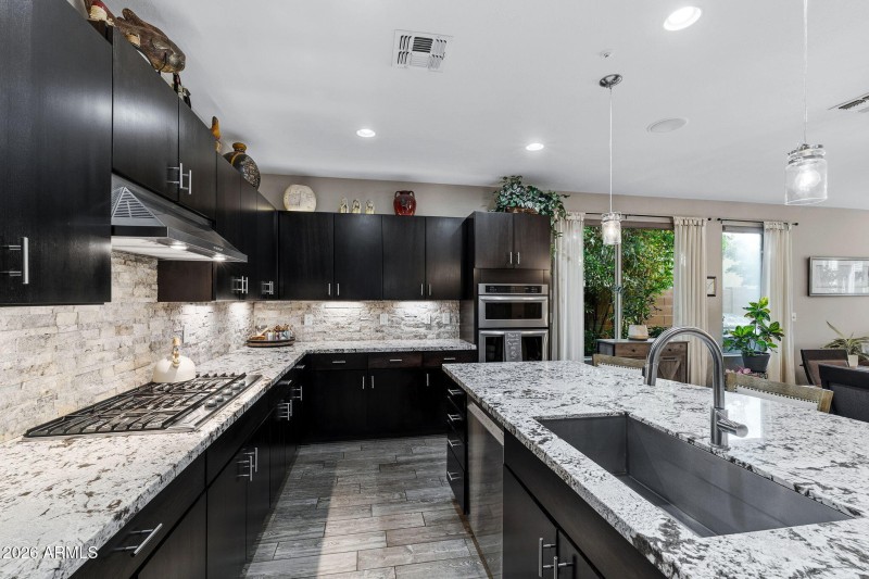 011__4591 E Waterman St