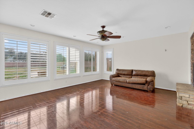 67-web-or-mls-Ravenswood_04 (2)