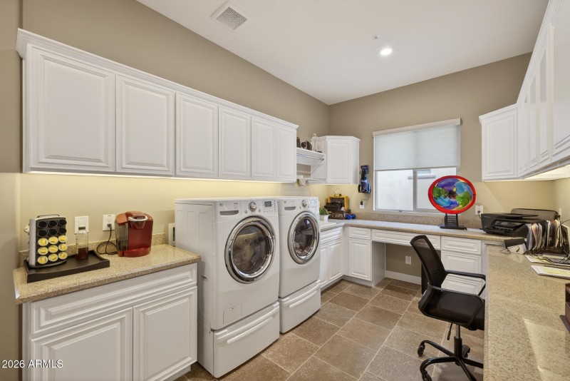 44) LAUNDRY ROOM