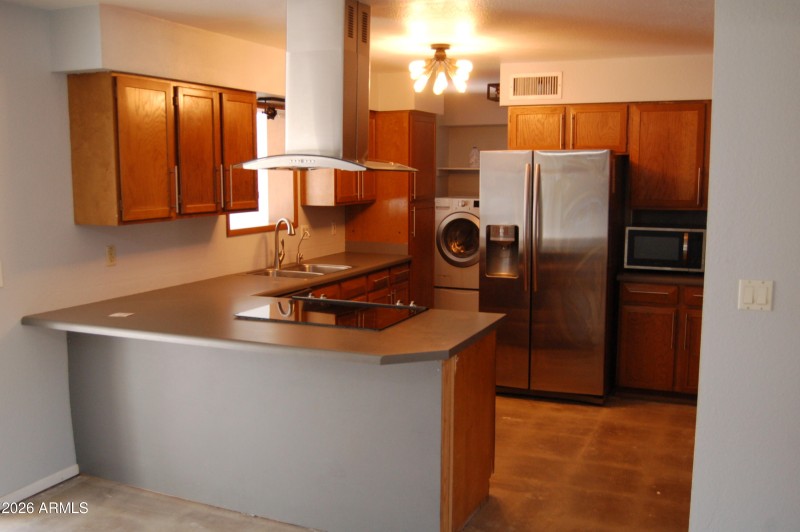 Kitchen and Breakfast bar