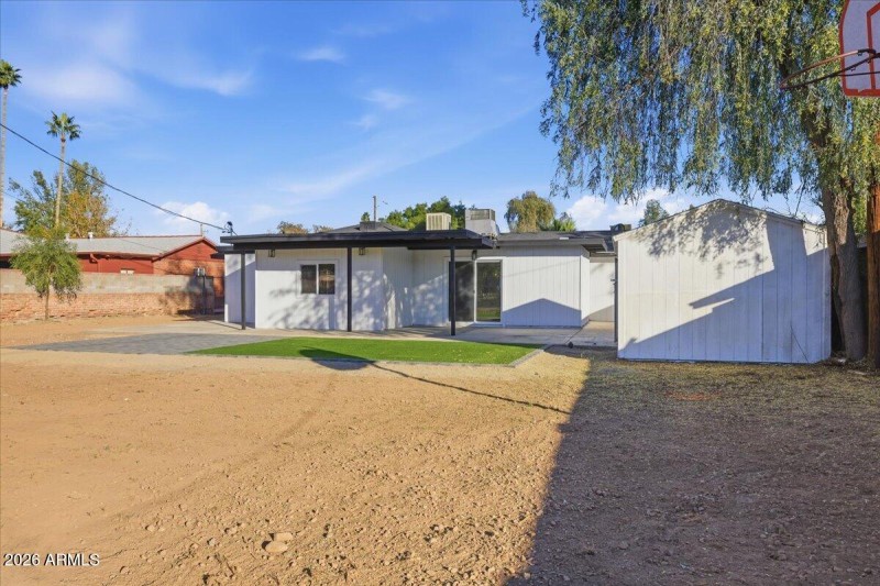 40-4210_N_18th_Ave_40