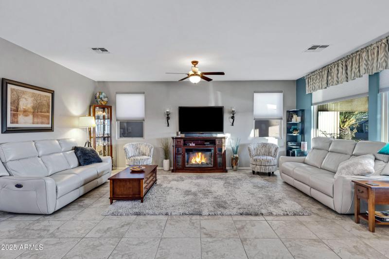 42585 W Heavenly Pl-12