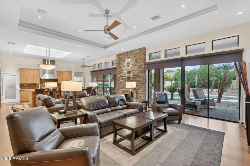 8-web-or-mls-33-Via De La Luna