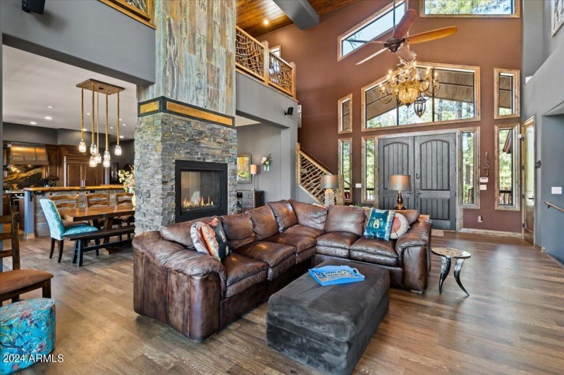 Foyer w/vaulted ceiiling