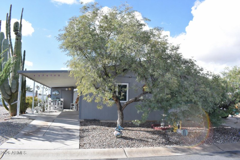 Charming desert home with vibrant décor