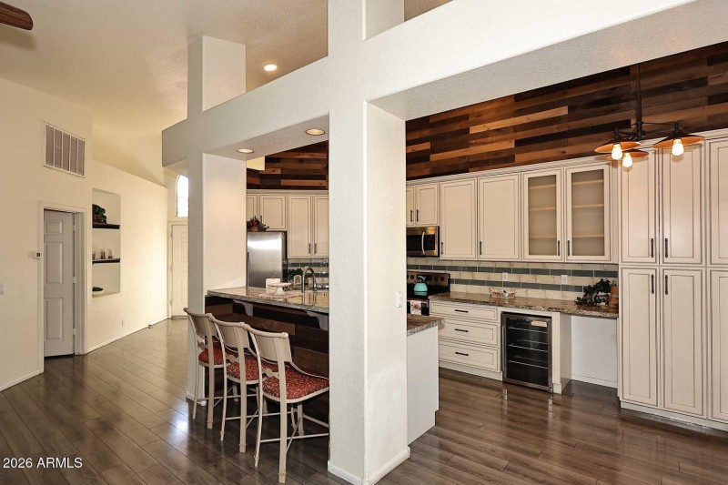 Kitchen-Breakfast Bar