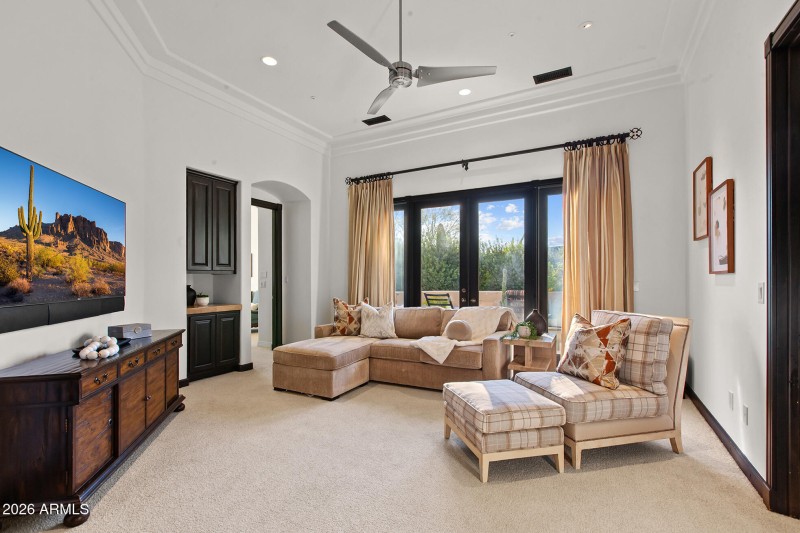 Sitting room w outdoor patio