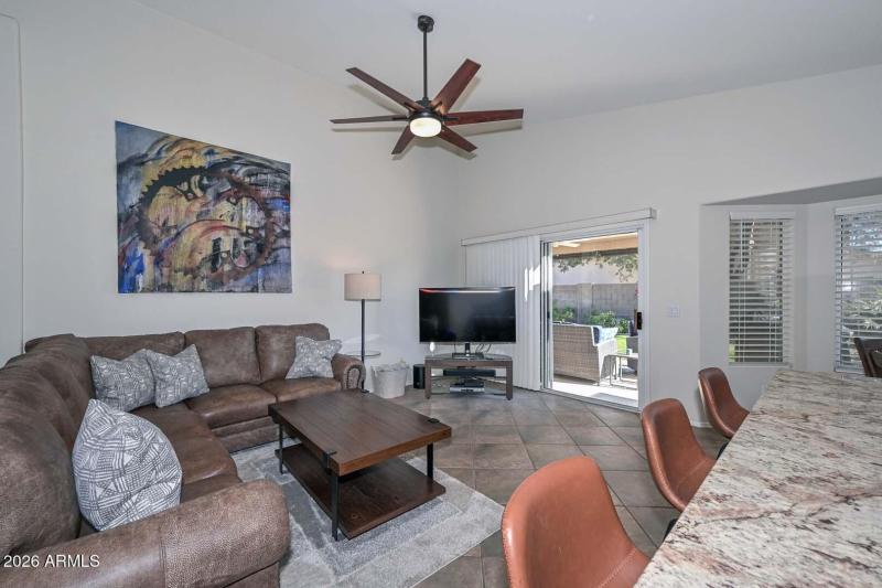 Kitchen Bar-Family Room