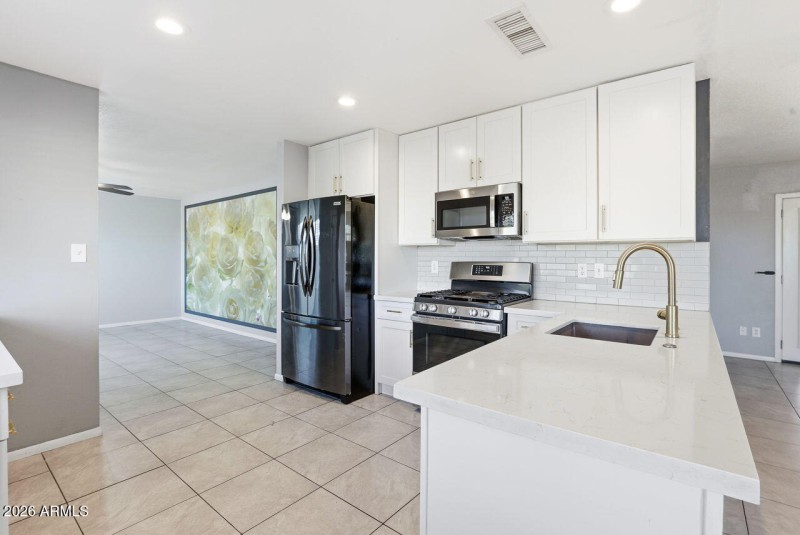 10-web-or-mls-839 W Kerry Ln Phoenix, AZ