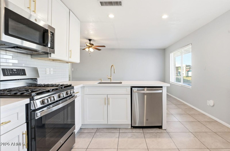 12-web-or-mls-839 W Kerry Ln Phoenix, AZ