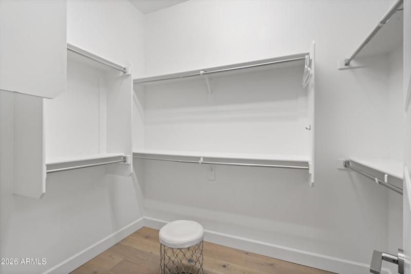 30-Walk-in Closet