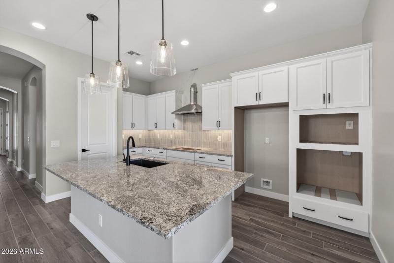 10)KITCHEN